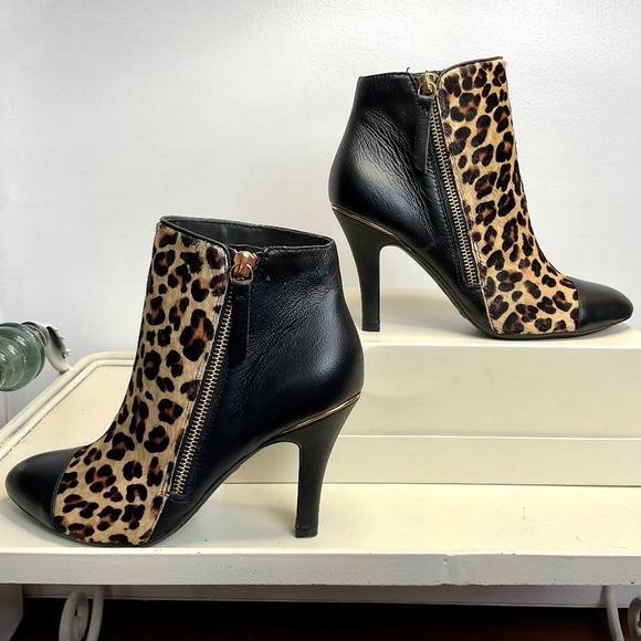 Sofft Boots Womens Size 6.5 Makayla Ankle Boot Black Leather Pointed Zip Leopard - Picture 2 of 15